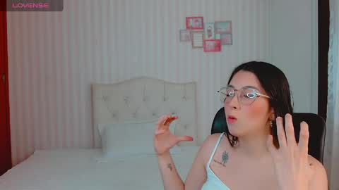 Snapshot of emmalove_doll chatting on 04-16-26, 01:28 Emmas Room online show from 04-16-26, 01:28