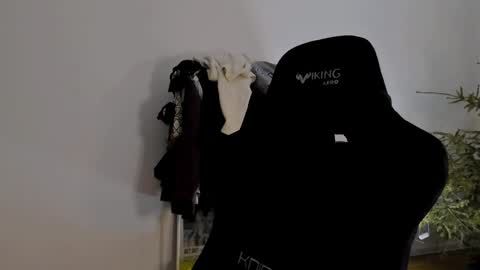 Snapshot of emmamon chatting on 01-10-25, 06:49 Emma online show from 01-10-25, 06:49