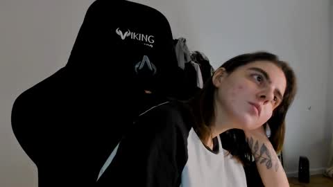 Snapshot of emmamon chatting on 01-29-25, 08:35 Emma online show from 01-29-25, 08:35