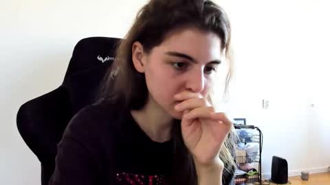 Snapshot of emmamon chatting on 09-11-25, 09:53 Emma online show from 09-11-25, 09:53