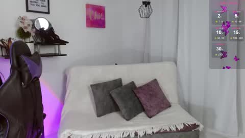Snapshot of emmi_cam chatting on 06-24-26, 01:10 Emmi Cam online show from 06-24-26, 01:10