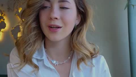 Snapshot of emmi_rosee chatting on 02-20-25, 09:33 Miss Emmi online show from 02-20-25, 09:33