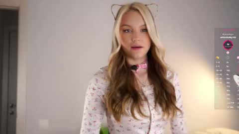 Snapshot of emmiemurray chatting on 10-19-25, 06:36 Aurora online show from 10-19-25, 06:36