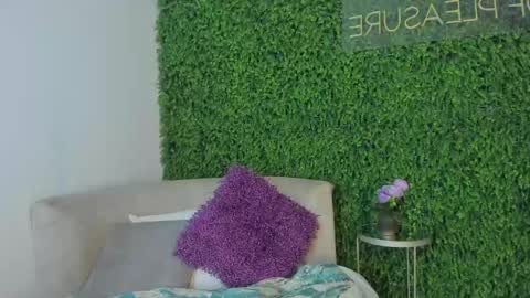 Snapshot of emmiily_z chatting on 01-02-25, 11:06 Emmiily online show from 01-02-25, 11:06