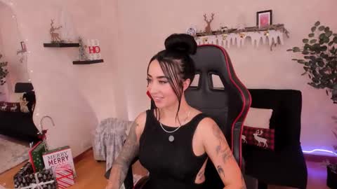 Snapshot of emmyevans1 chatting on 11-12-25, 09:14 Emmy Evans online show from 11-12-25, 09:14