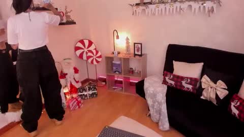 Snapshot of emmyevans1 chatting on 12-19-25, 08:27 Emmy Evans online show from 12-19-25, 08:27