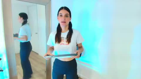 Snapshot of emy_ferrer_ chatting on 04-11-26, 03:33 EMY FERRER online show from 04-11-26, 03:33