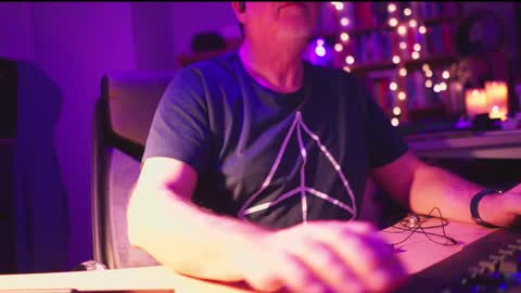 Snapshot of energybra chatting on 01-12-25, 01:53 uk online show from 01-12-25, 01:53