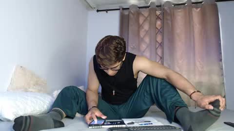 Snapshot of eren_lee chatting on 05-22-26, 04:01 Eren Lee online show from 05-22-26, 04:01