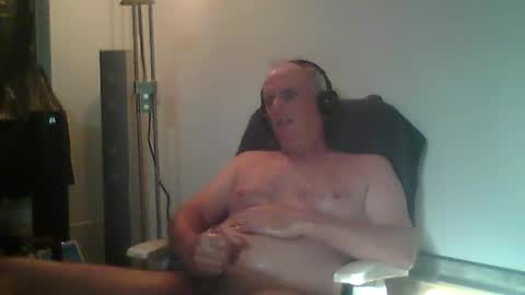 Snapshot of eric204 chatting on 07-10-26, 06:07 Eric online show from 07-10-26, 06:07