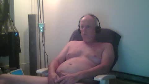 Snapshot of eric204 chatting on 07-13-26, 03:31 Eric online show from 07-13-26, 03:31