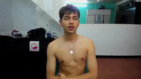 erick_hot12 online show from 05-04-26, 08:05