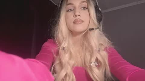Snapshot of erinnnaji chatting on 05-01-26, 03:38 Katrin online show from 05-01-26, 03:38