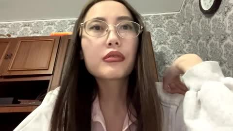 Snapshot of erinnthurmond chatting on 05-27-26, 04:26 Luna online show from 05-27-26, 04:26