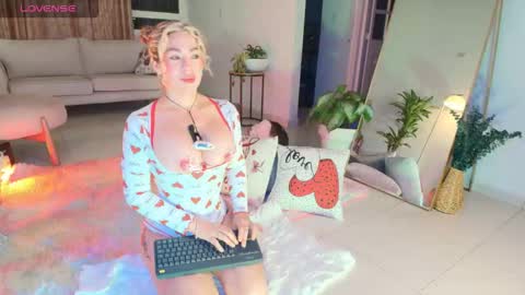 Snapshot of erotik_lady chatting on 02-09-26, 03:32 TINY online show from 02-09-26, 03:32