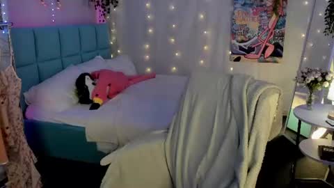 Snapshot of esme_runn chatting on 06-27-26, 03:11 Esme Runn online show from 06-27-26, 03:11