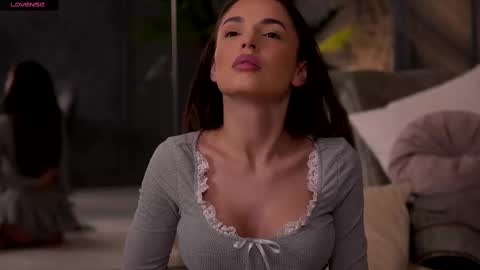 Snapshot of esmeainsley chatting on 02-12-25, 02:45 Raluca online show from 02-12-25, 02:45