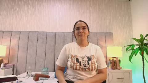 Esme online show from 04-18-26, 01:20