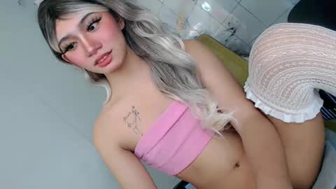 Snapshot of esmeralda28x chatting on 06-20-26, 10:45 esmeralda28x online show from 06-20-26, 10:45