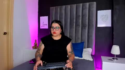 Snapshot of esmeralda_adamss chatting on 06-22-26, 11:40 Esmeralda online show from 06-22-26, 11:40