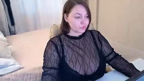 Snapshot of essensual_ chatting on 06-20-26, 01:19 Ava online show from 06-20-26, 01:19