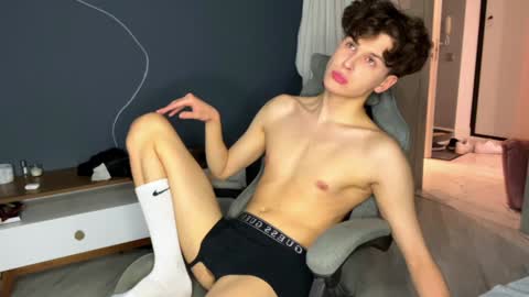 Snapshot of estremecerse chatting on 12-17-24, 12:54 Alex online show from 12-17-24, 12:54