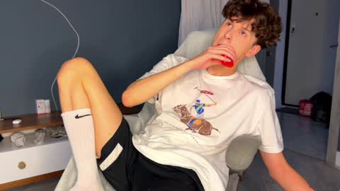 Snapshot of estremecerse chatting on 12-26-24, 12:59 Alex online show from 12-26-24, 12:59