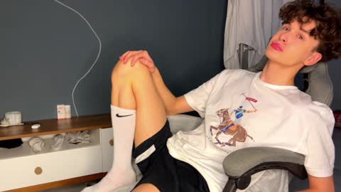 Snapshot of estremecerse chatting on 12-26-24, 04:04 Alex online show from 12-26-24, 04:04