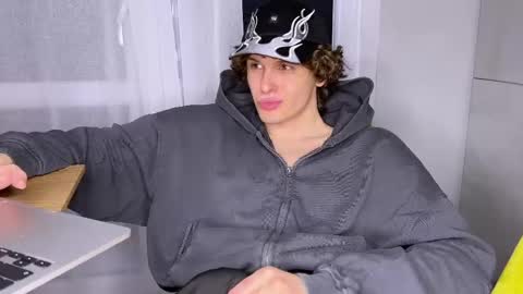 Alex online show from 05-12-26, 06:49