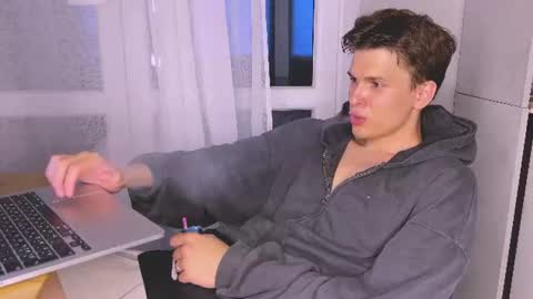 Snapshot of estremecerse chatting on 06-29-26, 07:03 Alex online show from 06-29-26, 07:03