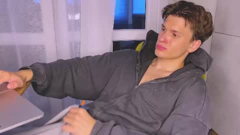 Snapshot of estremecerse chatting on 07-02-26, 06:25 Alex online show from 07-02-26, 06:25