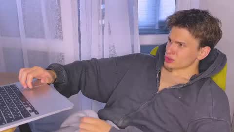 Snapshot of estremecerse chatting on 07-03-26, 03:18 Alex online show from 07-03-26, 03:18