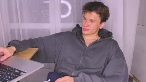 Snapshot of estremecerse chatting on 07-07-26, 07:29 Alex online show from 07-07-26, 07:29