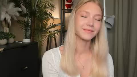 Snapshot of eternity_cuite chatting on 07-10-26, 06:39 Natalie online show from 07-10-26, 06:39