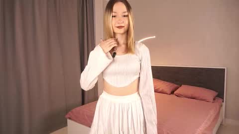 Snapshot of ettaprada chatting on 11-11-25, 05:40 Riley online show from 11-11-25, 05:40