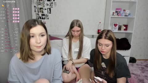 Veronica Tiia Lilith left to right online show from 12-01-24, 10:43