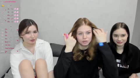 Veronica Tiia Lilith left to right online show from 02-26-25, 03:53