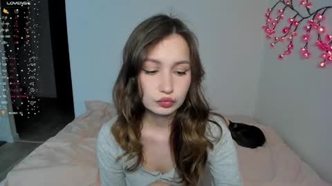 Veronica Tiia Lilith left to right online show from 04-16-26, 07:14