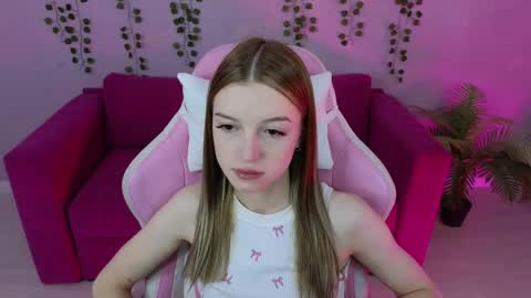 Snapshot of eva__thompson chatting on 06-08-26, 01:28 Eva online show from 06-08-26, 01:28
