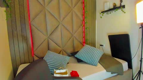 Snapshot of eva_daemon chatting on 05-11-26, 12:00 EVA DAEMON online show from 05-11-26, 12:00