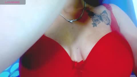 Snapshot of eva_hoot1 chatting on 04-27-26, 02:26 EVA online show from 04-27-26, 02:26