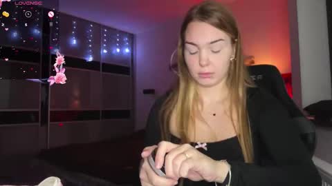 Snapshot of evacarter1 chatting on 11-16-25, 12:33 evacarter1 online show from 11-16-25, 12:33