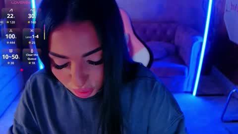 Snapshot of evanew_ chatting on 10-23-25, 04:06 Eva online show from 10-23-25, 04:06