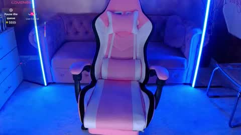 Snapshot of evanew_ chatting on 10-24-25, 04:58 Eva online show from 10-24-25, 04:58