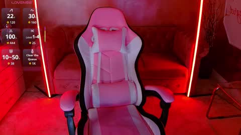 Snapshot of evanew_ chatting on 11-26-25, 05:14 Eva online show from 11-26-25, 05:14