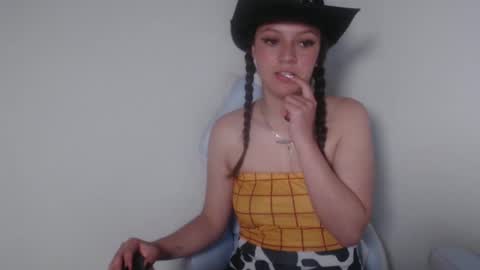 Snapshot of evangeline_petite chatting on 10-10-25, 02:54 eva online show from 10-10-25, 02:54