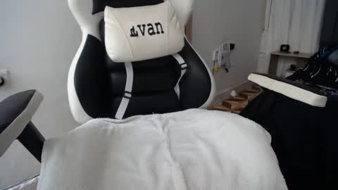 Snapshot of evans_king chatting on 01-09-25, 05:33 Evan online show from 01-09-25, 05:33