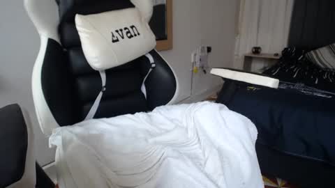 Snapshot of evans_king chatting on 02-28-25, 05:04 Evan online show from 02-28-25, 05:04