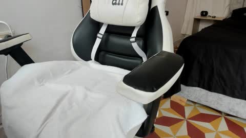 Snapshot of evanss_king chatting on 11-15-25, 04:25 Mateo and Valerio online show from 11-15-25, 04:25