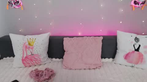 Snapshot of evarey_ chatting on 07-19-26, 05:00 Adelina online show from 07-19-26, 05:00